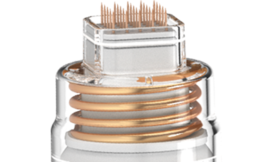 マイクロニードルが皮膚の奥深くに浸透して高周波エネルギーを伝達する侵襲型施術構造説明画像