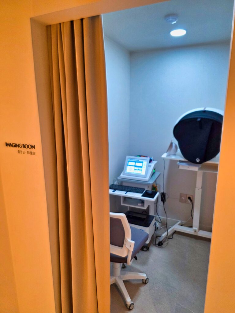 한쪽 볼 트러블의 분포와 피부 상태를 확인하는 유에이치셀의원 서초점 촬영실